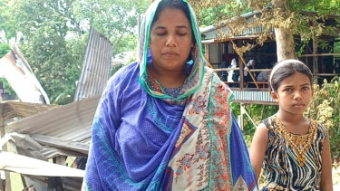 অগ্নিকাণ্ডে শেষ সম্বল টুকুও হারিয়ে সর্বশান্ত বিধবা রাজিয়া