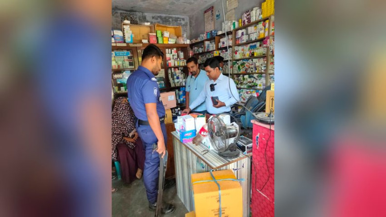 ভেড়ামারায় ফার্মেসিতে অভিযান, মেয়াদোত্তীর্ণ ঔষধ রাখার দায়ে জরিমানা
