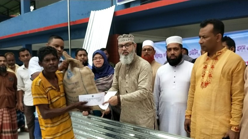 নাজিরপুরে জরাজীর্ণ বসতঘরের ছেঁড়া ছাউনি নিয়ে বেঁচে থাকা রহমানের পাশে দাঁড়ালেন: মাসুদ সাঈদী এমপি