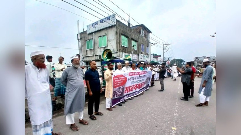 লালমোহনে সেতু সংস্কারের দাবিতে মানববন্ধন