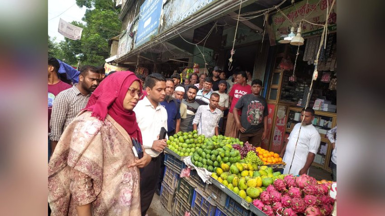 সিংগাইর পৌরবাজারে ফুটপাতে অবৈধ দোকানে অভিযান,৭ দোকানে জরিমানা