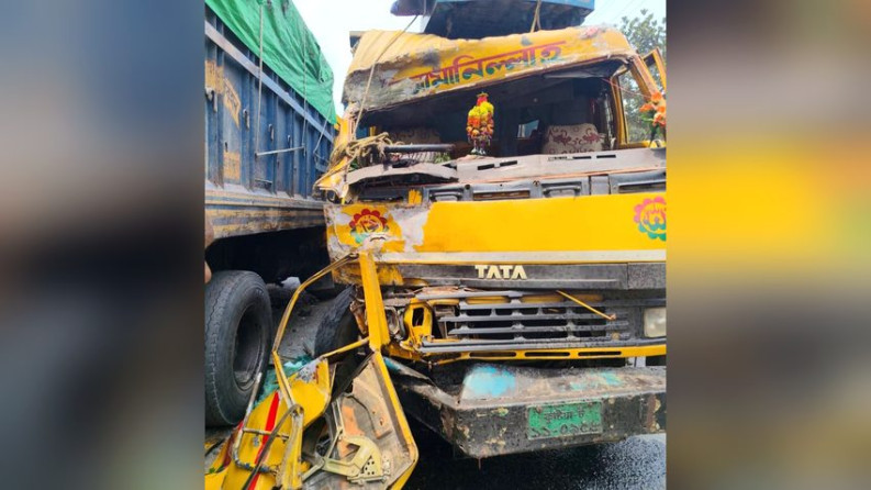 ভেড়ামারায় দুই ট্রাকের মুখোমুখি সংঘর্ষ, চালক-হেলপারসহ আহত ৩