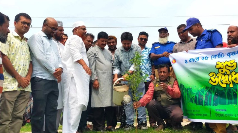 পাইকগাছার কপোতাক্ষ নদের বেড়িবাঁধে বৃক্ষরোপণ কর্মসূচির উদ্বোধন