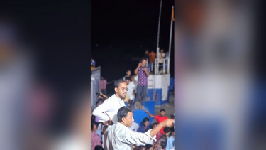হাতিয়ায় এমপির জন্য দুই ঘন্টা ফেরীর অপেক্ষ,ভোগান্তিতে ঘরমুখি মানুষ