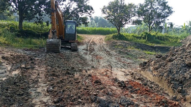 ভেড়ামারায় পুকুর সংস্কারের নামে চরদামুকদিয়ায় মাটি হরিলুট
