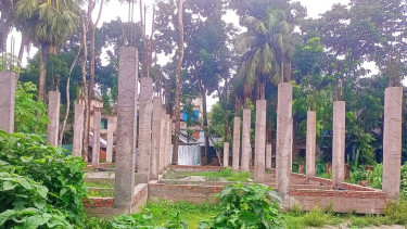 কাউখালী পোস্ট অফিসের ভবন নির্মাণকাজ বন্ধ, ৮ বছর ধরে ভাড়া ঘরে ধুঁকছে ডাকসেবা