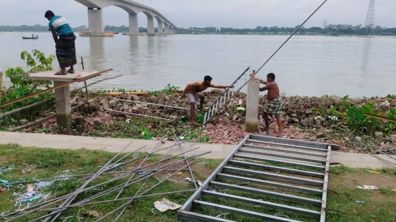 কাউখালীতে বেকুটিয়া সেতুর নিচে অবৈধ স্থাপনা উচ্ছেদ