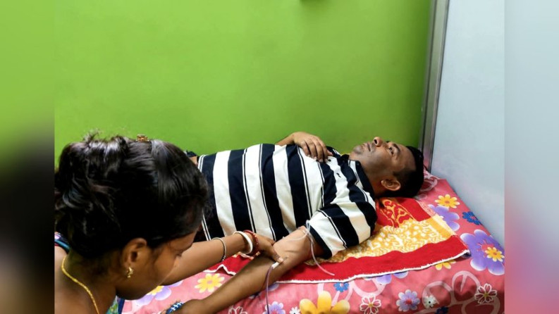 মুমূর্ষু রোগীর পাশে নাজিরপুর থানার ওসি, স্বেচ্ছায় রক্তদান করে মানবিকতার দৃষ্টান্ত