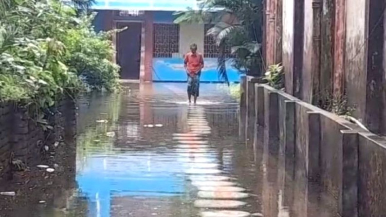 পটুয়াখালীতে তিন ঘন্টায় ১৩০ কিলোমিটার বৃষ্টিপাতে বিপর্যস্ত জনজীবন
