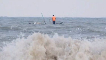 পটুয়াখালীর বঙ্গোপসাগরে ৩ ট্রলারডুবি, নিখোঁজ ১৩ জেলে