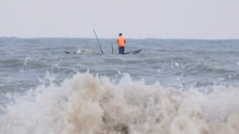 পটুয়াখালীর বঙ্গোপসাগরে ৩ ট্রলারডুবি, নিখোঁজ ১৩ জেলে