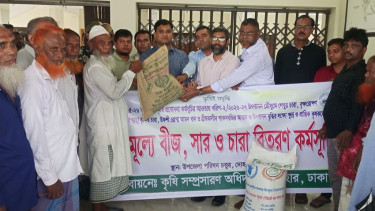 দোহারে কৃষকদের বিনামূল্যে বীজ, চারা ও সার বিতরণ
