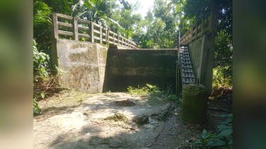 কাউখালীতে ৭ বছরেও শেষ হয়নি ব্রিজের সংযোগ সড়ক ,ঝুঁকি নিয়ে যাতায়াত