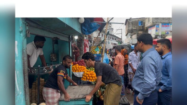 দোহারের মেঘুলা সড়কের অর্ধেকজুড়ে পার্কিং-বেঞ্চি দোকান