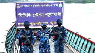 ঢাকা থেকে চুরি হওয়া পর্যটন বোট পটুয়াখালী থেকে উদ্ধার করল কোস্ট গার্ড