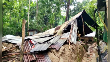 কাঁঠালিয়ায় বৃষ্টিতে গৃহহীন হতদরিদ্র পরিবার