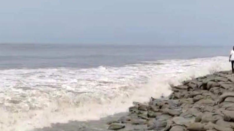 পটুয়াখালীতে মুষলধারে বৃষ্টি, উত্তাল সমুদ্রবন্দরে ৩ নম্বর সতর্ক সংকেত