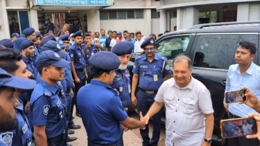 আগৈলঝাড়ায় থানায় হামলার ঘটনায় থানা পরিদর্শনে তথ্য মন্ত্রী জহির উদ্দিন স্বপন
