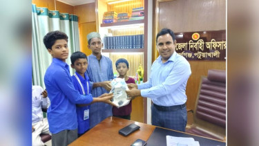 মির্জাগঞ্জে শিক্ষার্থীদের মাঝে ফুটবল বিতরণ