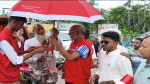 পিরোজপুরে ট্রাফিক পুলিশ ও দিনমজুরদের মধ্যে ছাতা বিতরণ