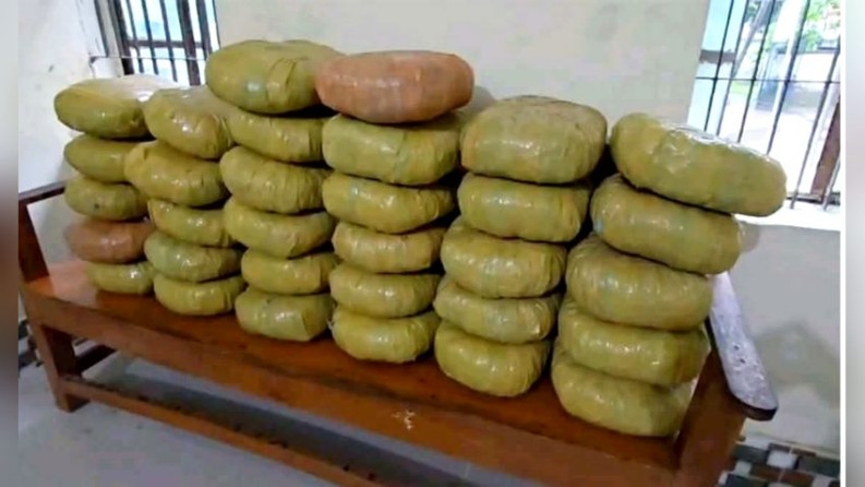 দুমকিতে ৬৬ কেজি গাঁজাসহ পিকআপ জব্দ