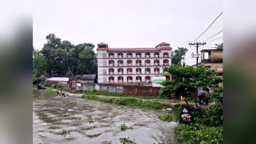 নাজিরপুরে নদীভাঙ্গনের ঝুঁকিতে গাওখালী স্কুল এন্ড কলেজ সংলগ্ন সড়ক, চরম দুর্ভোগে হাজারো মানুষ
