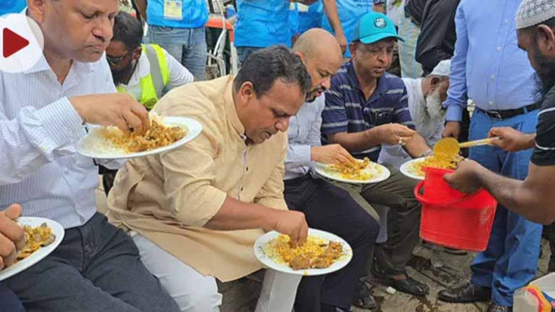 জেলেদের সঙ্গে ট্রলারে দুপুরের খাবার খেলেন নৌ-পরিবহন প্রতিমন্ত্রী