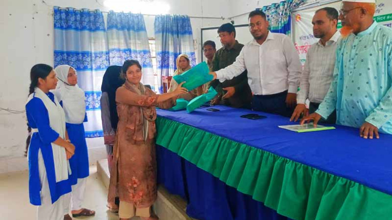 কাউখালীতে কিশোরীদের সচেতনতামূলক প্রশিক্ষণ ও প্রশিক্ষণ সামগ্রী বিতরণ