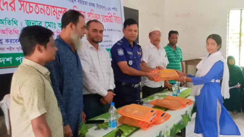 কাউখালীতে কিশোরীদের সচেতনতামূলক প্রশিক্ষণ ও উপকরণ বিতরণ