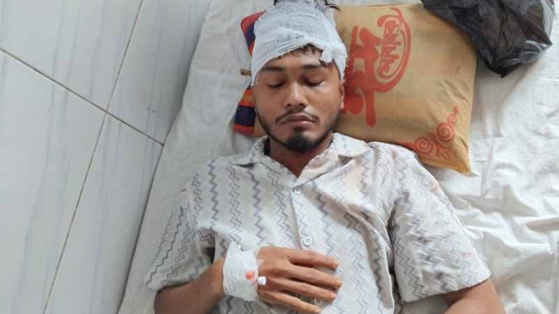 চরফ্যাসনে একই পরিবারের তিনজনকে দু’দফায় মারধর