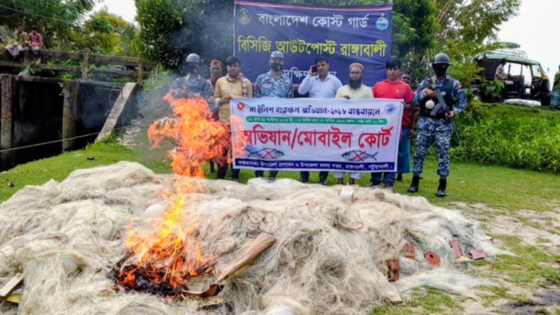 রাঙ্গাবালীতে নিষেধাজ্ঞা ভেঙে মাছ শিকার, ১২ জেলের কারাদণ্ড