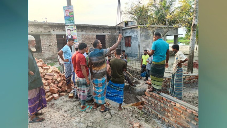 কয়রায় মাদ্রাসার ১২ লাখ টাকার কাজে অনিয়মের অভিযোগ, বন্ধের নির্দেশ